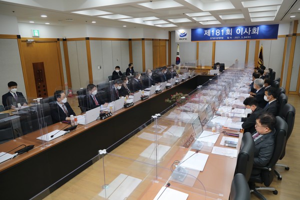 전기공사공제조합은 서울 강남구 논현동 소재 조합 회관에서 제181회 이사회를 개최했다. 사진은 김성관 이사장(가운데)이 이사회를 주재하고 있다.