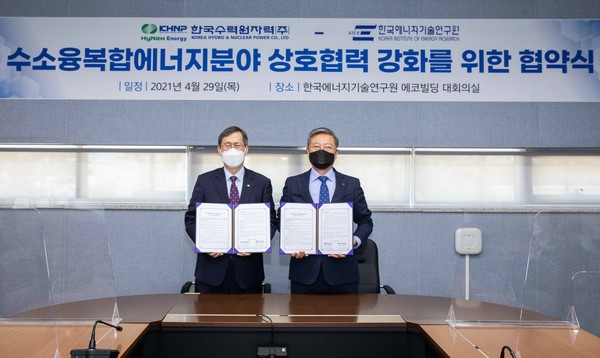한수원(사장 정재훈/왼쪽)과 한국에너지기술연구원이 대전 한국에너지기술연구원에서 수소 융복합 에너지 분야 기술협력을 위한 업무협약을 체결했다.
