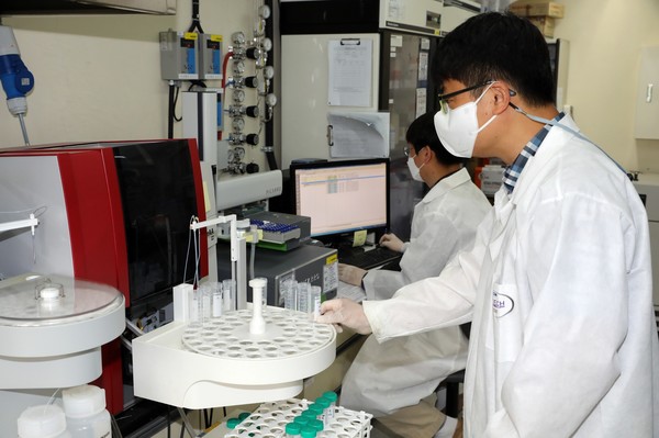 한국원자력연구원 연구진이 합성한 황-제올라이트 복합체의 흡착 성능을 실험한다