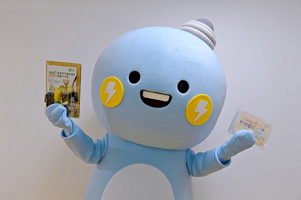 한국전기연구원 공식 캐릭터 ‘꼬꼬마케리’가 인공지능 과학키트를 들고 포즈를 취하고 있다.