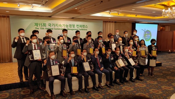 남동발전은 ‘제15회 국가지속가능경영 컨퍼런스’에서 지속가능경영분야 종합대상인 기획재정부장관상을 수상했다.