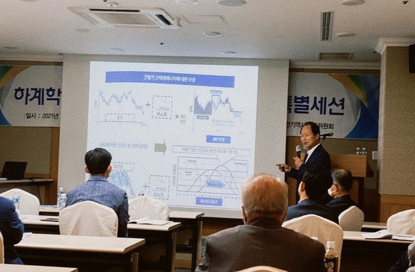 이동일 서울대 전력연구소 연구위원이 Super Grid 세계적동향과 NASPI를 주제로 발표를 하고 있다.