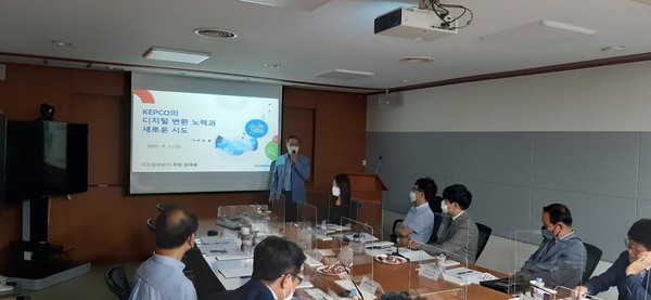 한국전기산업진흥회는 전기산업 디지털 전환(DX) 확산을 위한 생태계 구축위원회를 출범하고 착수회의를 개최했다.