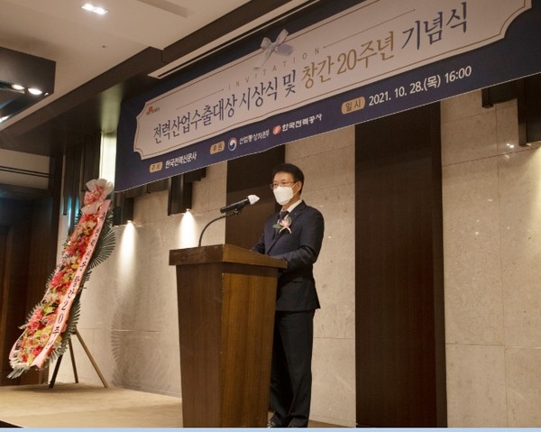 김태옥 한전 부사장이 전력신문 20주년 축사를 하고 있다.