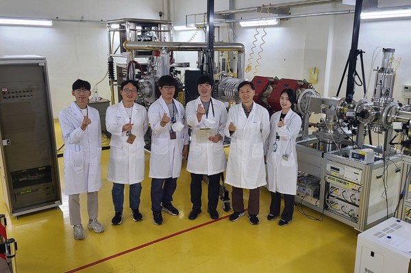 원자력연구원 하준목, 여순목 박사(왼쪽에서 네 번째, 다섯 번째) 연구팀이 이온빔 장치를 활용해 그래핀 양자점 건식제조 및 패터닝 기술을 개발했다