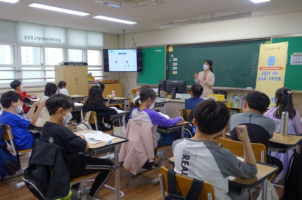 원자력연구원이 대전동화초등학교 학생들에게 원자력 기초과학을 강연하고 있다