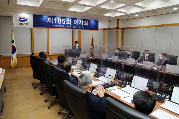 전기공사공제조합 김성관 이사장과 이사들이 서울 논현동 조합 회관에서 열린 제185회 이사회에서 안건을 심의하고 있다.