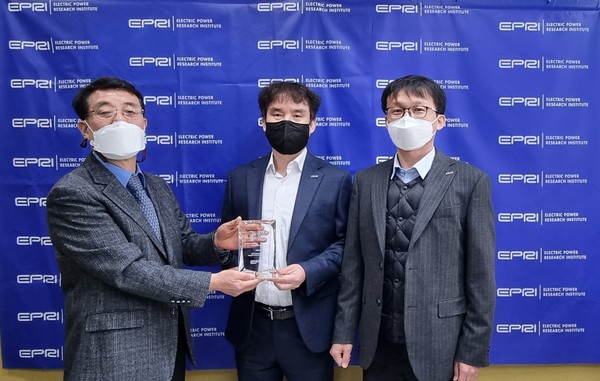 한국남동발전이 경기도 성남시 EPRI 한국지사에서 EPRI 2021 TTA 발전운영 기술 부문에서 올해의 기술상을 받았다