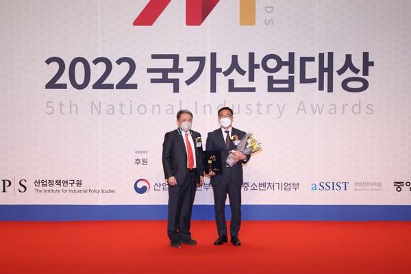 한전KDN이 ‘2022 국가산업대상’ 시상식에서 경영혁신과 동반성장 부문 대상을 수상했다.