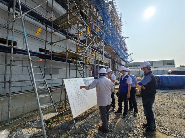 박원석 한국원자력연구원장(왼쪽에서 두 번째)이 원내 공사현장의 안전관리 상황을 점검하고 있다.