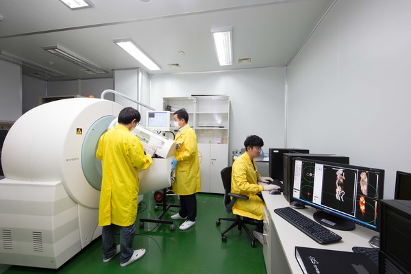 한국원자력연구원 첨단방사선연구소 RI-Biomics 동물실험시설은 MRI, SPECT/CT, PET 등 다양한 영상연구장비를 갖추고 폭넓은 서비스를 제공하고 있다