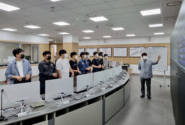 한국동서발전은 에너지 직업계고 학생의 취업역량 강화를 위해 ‘고교오픈스쿨’을 진행했다.