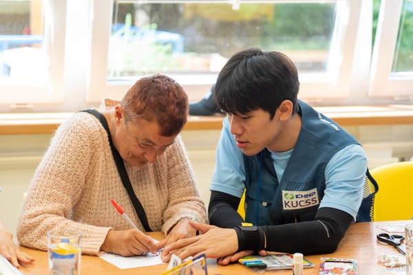 장애인복지시설 이용자와 한국 전통 문양 색칠하기 프로그램 수행 중인 봉사단원
