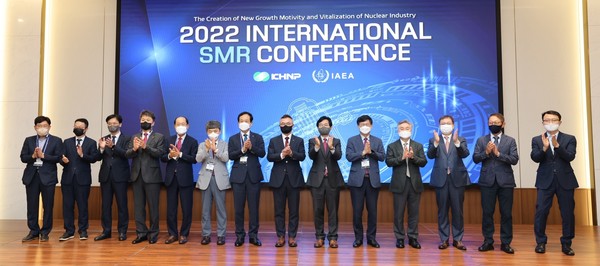 2022 한국수력원자력 SMR 국제 컨퍼런스’에서 황주호 한수원 사장(오른쪽 일곱번째) 등 참가자들이 기념촬영을 하고 있다.