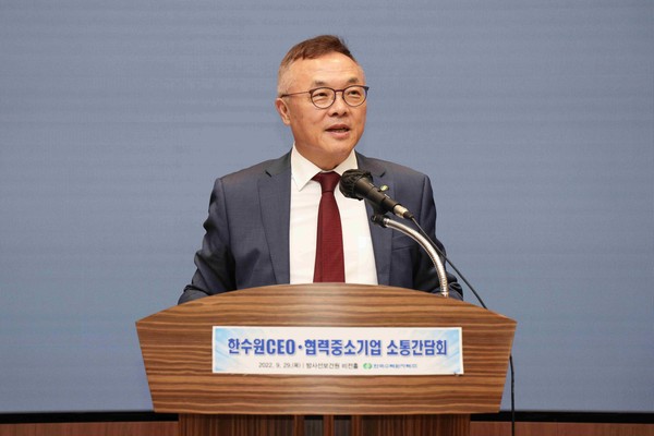 황주호 한수원 사장이 서울 방사선보건원에서 열린 동반성장협의회에서 이야기하고 있다.