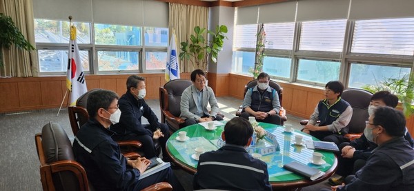 남부발전 김명수 상임감사위원(왼쪽 세 번째)이 최근 전국 사업장을 방문해 청렴문화 확산을 위한 ‘반부패지휘부 점검 회의’를 개최했다