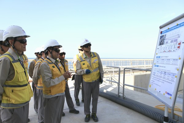 정승일 한전 사장이 관계자들과 함께 UAE 바라카원전 현장시찰을 하고 있다.