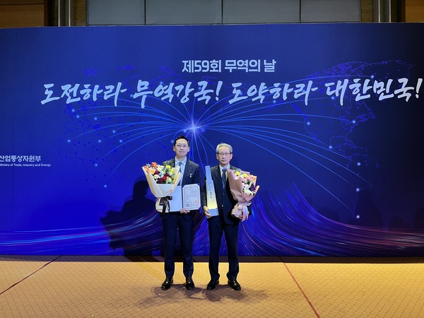 한전원자력연료가 무역의 날을 맞아 서울 강남구 코엑스에서 열린 기념식에서 ‘1억불 수출의 탑’을 수상했다.