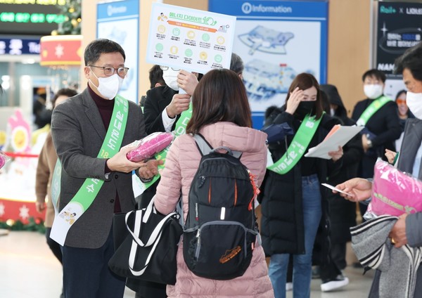 한국에너지공단은 역내 상가 및 시민을 대상으로 에너지절약 실천요령을 안내하고 방한용품을 배포하는 등 ‘에너지 다이어트 10 거리 캠페인’을 실시했다.