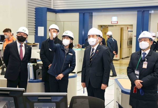 이창양 산업부 장관(오른쪽 두 번째)이 발전소 주제어실 방문해 안전 운영 근무 태세를 점검하고 있다.