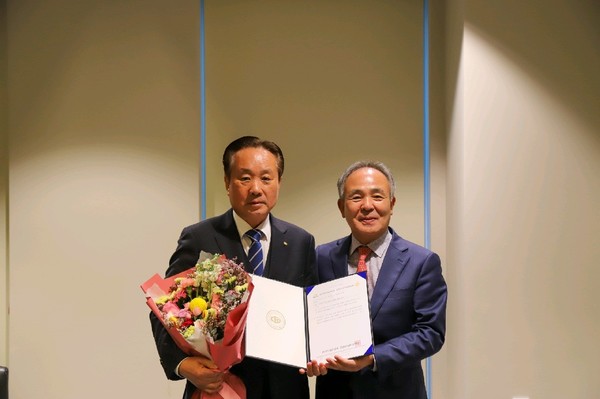 제27대 한국전기공사협회 중앙회장 선거에서 기호 1번 장현우 남도전기 대표(왼쪽)가  이경춘 협회 중앙관리위원장으로부터 당선증을 받고 있다. 