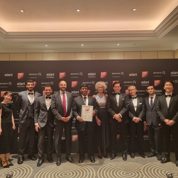 PFI AWARDS 2022 우수 프로젝트상을 수상한 사업주 ADNOC 및 한전 컨소시엄(한전, 일본 큐슈전력, 프랑스 EDF) 등이 함께 모여 수상을 축하했다.
