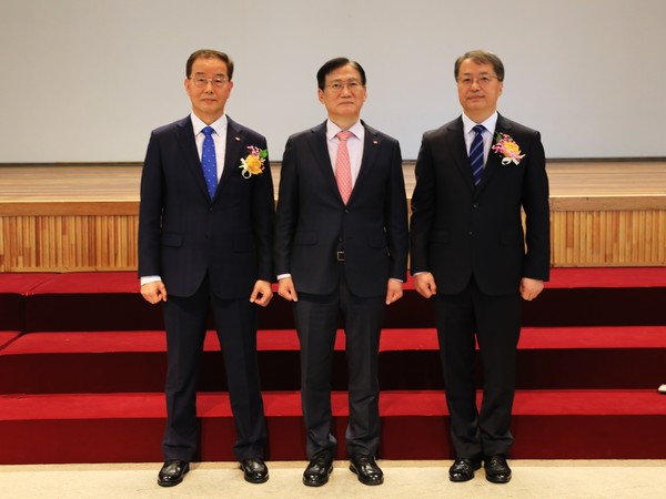 한전KPS(사장 김홍연·가운데)는 조영래(왼쪽), 전호광(오른쪽) 신임 상임이사의 취임식을 가졌다.