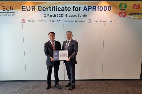이승철 한수원 품질기술본부장(왼쪽)이 현지시간 2일 벨기에 브뤼셀에서 APR1000 유럽사업자협회 설계인증서를 받고 있다. (오른쪽 마뉴엘 카라스코 EUR협회장)