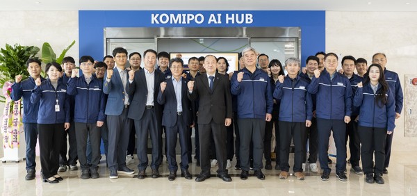 김호빈 중부발전 사장(첫째줄 왼쪽 여섯 번째) 등이 KOMIPO AI HUB 준공 행사 이후 기념촬영을 하고 있다.