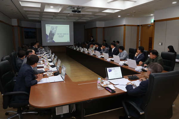 전기공사공제조합 중장기경영전략위원회 전연수 위원장과 위원들이 회의를 진행하고 있다.