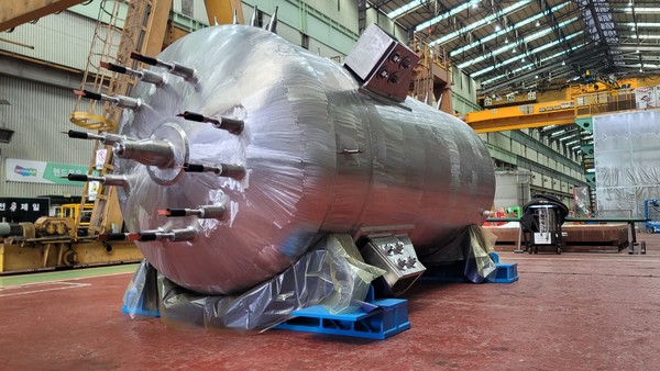 두산에너빌리티가 국제핵융합실험로(ITER) 국제기구에 공급하는 가압기(Pressurizer)의 하부와 측면.