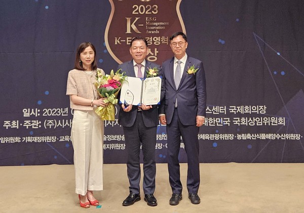 한전KDN은 지난달 31일 프레스센터 국제회의장에서 개최된 ‘2023년 K-ESG경영혁신대상’에서 국회 환경노동위원장상을 수상했다.