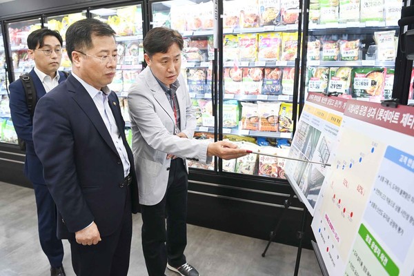 강경성 산업부 2차관이 롯데마트 제타플렉스점을 찾아 식품매장 냉장고 문달기 사업 효과에 대한 설명을 듣고 있다.