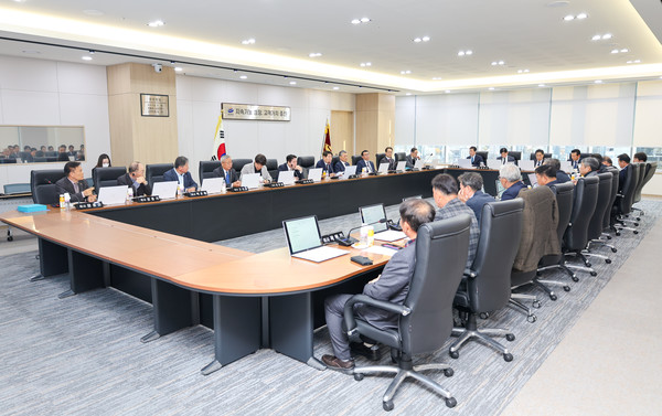 전기공사공제조합 이사들이 주요 안건들을 검토하고 있다.